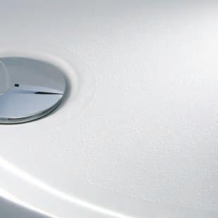 Utförande med en extra glasskiva som kan vikas utåt eller inåt vidhängd på duschdörren för ytterligare skydd mot