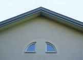 aluminiumbeklädda fasta eller utåtgående vridfönster (se ritning) med 3-glas isolerruta.