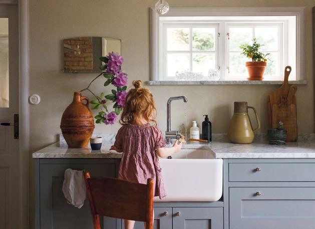 BILDEN ÄR TAGEN AV STYLISTEN CATARINA SKOGLUND I HENNES HUS I GÖTEBORGS SKÄRGÅRD, OCH FÖRESTÄLLER DOTTERN PENNY, 2 ÅR. KRANEN ÄR MORA ONE, DESIGNAD AV THOMAS SANDELL.