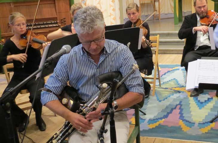 Virtuoser med irländsk touch spelade När en irländsk folkmusiker och folkmusikaliskt inspirerade kammarstråkar sammanstrålar vill det gärna bli bra!
