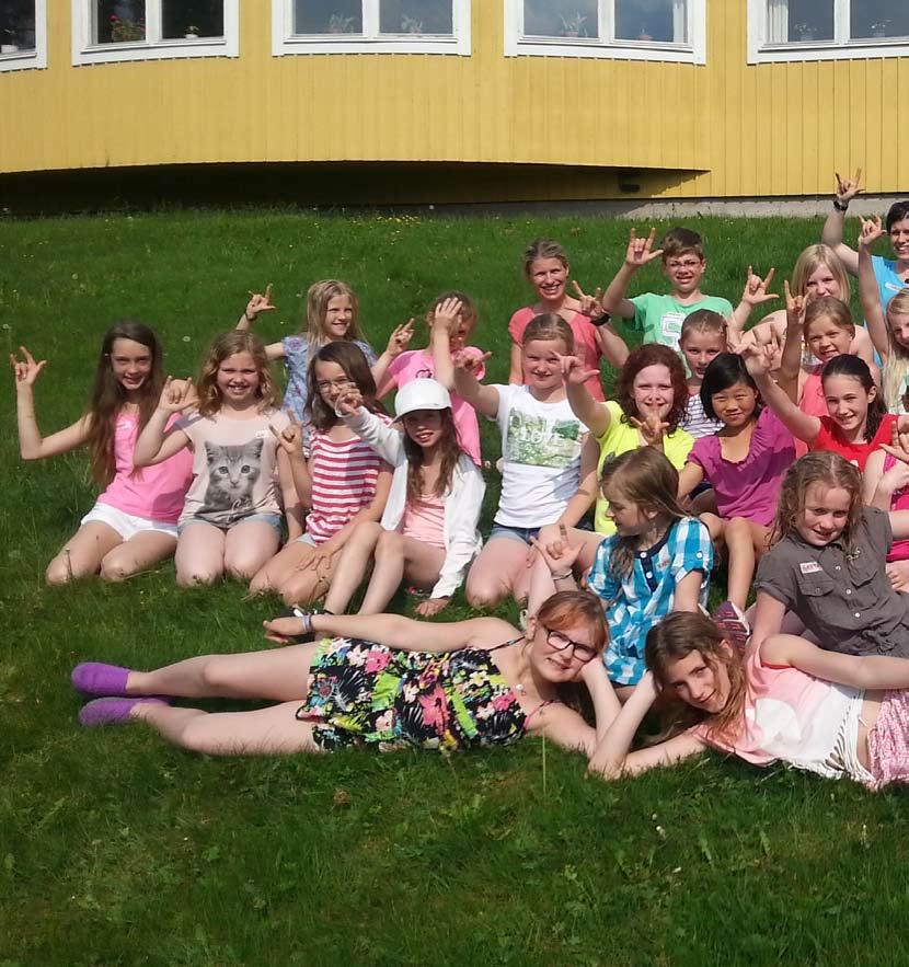 Unga Glysar på läger Under en solig och varm helg i maj samlades 40 barn och unga mellan 8 och 15 år på Uskavi lägergård utanför Nora för att spela folkmusik tillsammans. USKAVI.