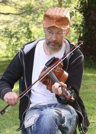 Tema: Riksspelmannen Anders Norudde JAG började spela gitarr hemma i Degerfors när jag var 15 år och fick höra gruppen Kebnekajse 1978 på Radio Örebro.
