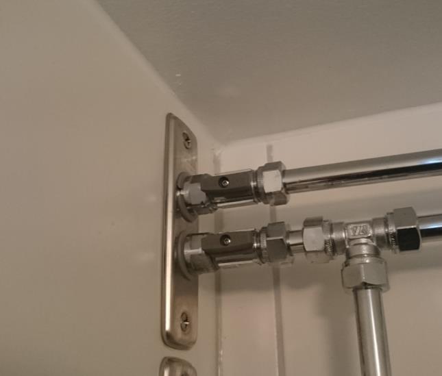 2.3 Blandare, avstängning av vatten I bostadens badrum och kök finns blandare där varm- och kallvatten blandas i en kran.
