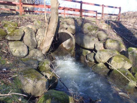 Anmärkning Kulvert under väg med fall, utgör hinder vid låga flöden och för mindre fisk.