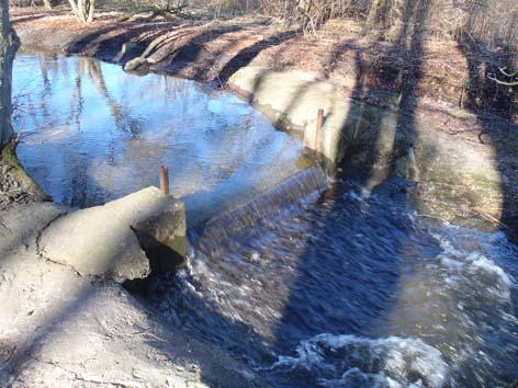 Välabäcken Eklövs Fiske och Fiskevård Bilaga 3 Vandringshinder 5 Välabäcken, öster idrottsplats Läge vandringshinder X-koordinat: 6158314 Y-koordinat: 1383523 Sträcka: 15 Data Typ: dämme Användning: