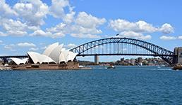Sydney är landets största stad med ca 4,5 miljoner invånare. Turen avslutas i det myllrande Darling Harbour där vi avnjuter en trevlig skaldjurslunch på Nick s med lite svalt vittvin i glasen.