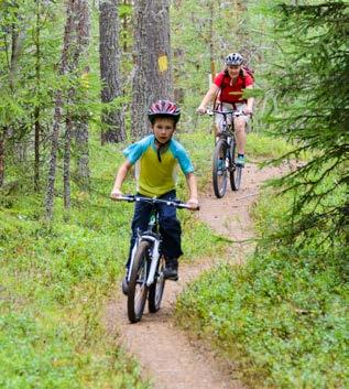 Cykla och rida DU FÅR Du får cykla och rida i skog, mark och på enskilda vägar så länge inte marken skadas. Visa hänsyn till andra längs vägar och stigar, t.