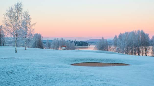 Golfbanor DU FÅR Passera över en golfbana förutsatt att inte spel eller underhåll pågår.