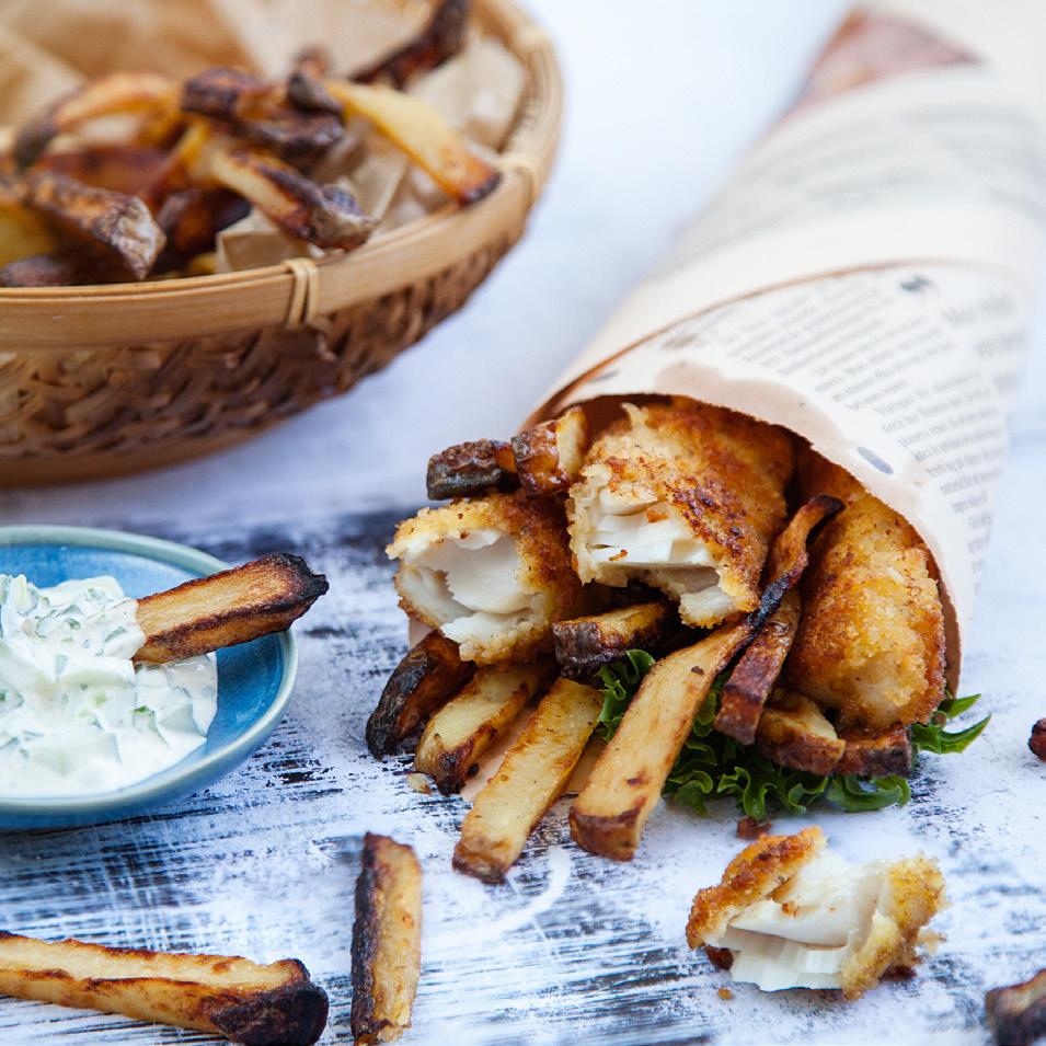 FISH AND CHIPS Ca 40 min Fish 600 gram tinad torskrygg 2 ägg ½ dl vetemjöl* 2 dl ströbröd* Smör och olivolja* Chips 3 bakpotatisar 1 bakplåtspapper* Olivolja* Salt* Sås ½ gurka ½ färsk persilja 2 dl