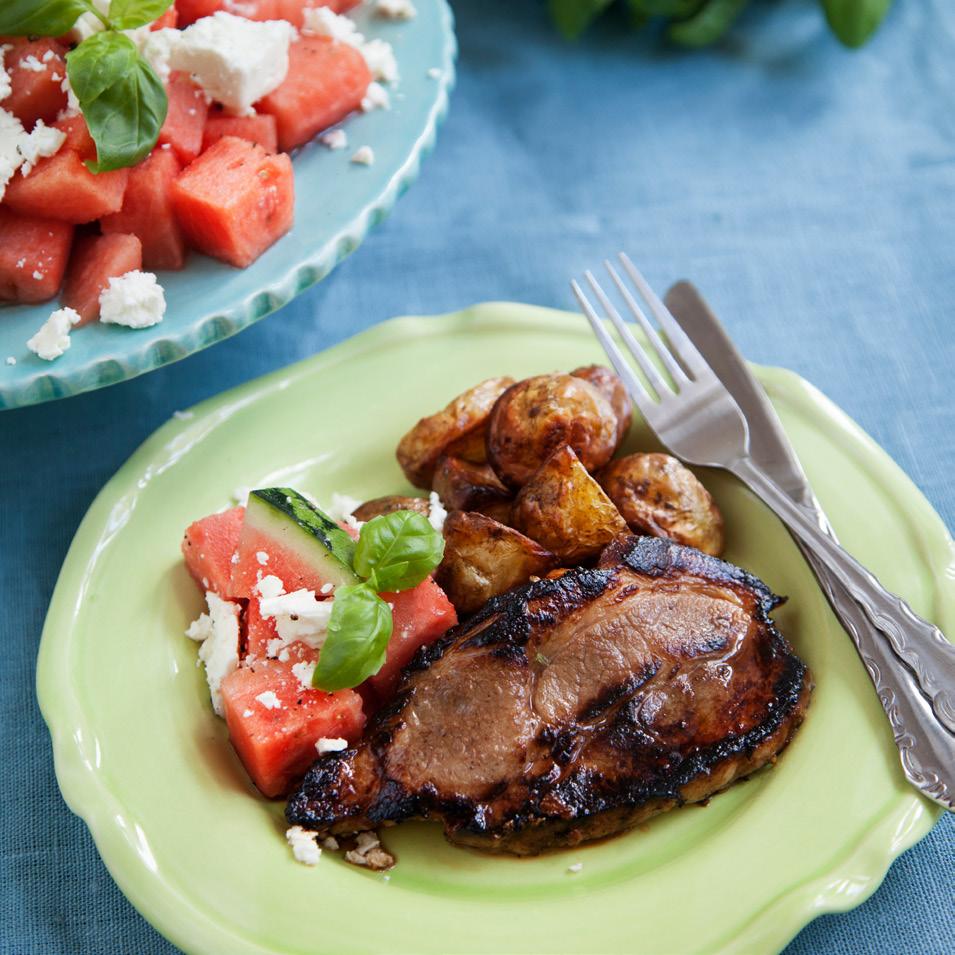 GRILLAD FLÄSKKARRÉ med klyftpotatis och melonsallad Ca 45 min Kött Ca 800 gram fläskkarré 3 msk olivolja* 2 msk japansk soja* 1 msk honung* 1 msk vit balsamvinäger* Smör* Klyftpotatis 800 gram