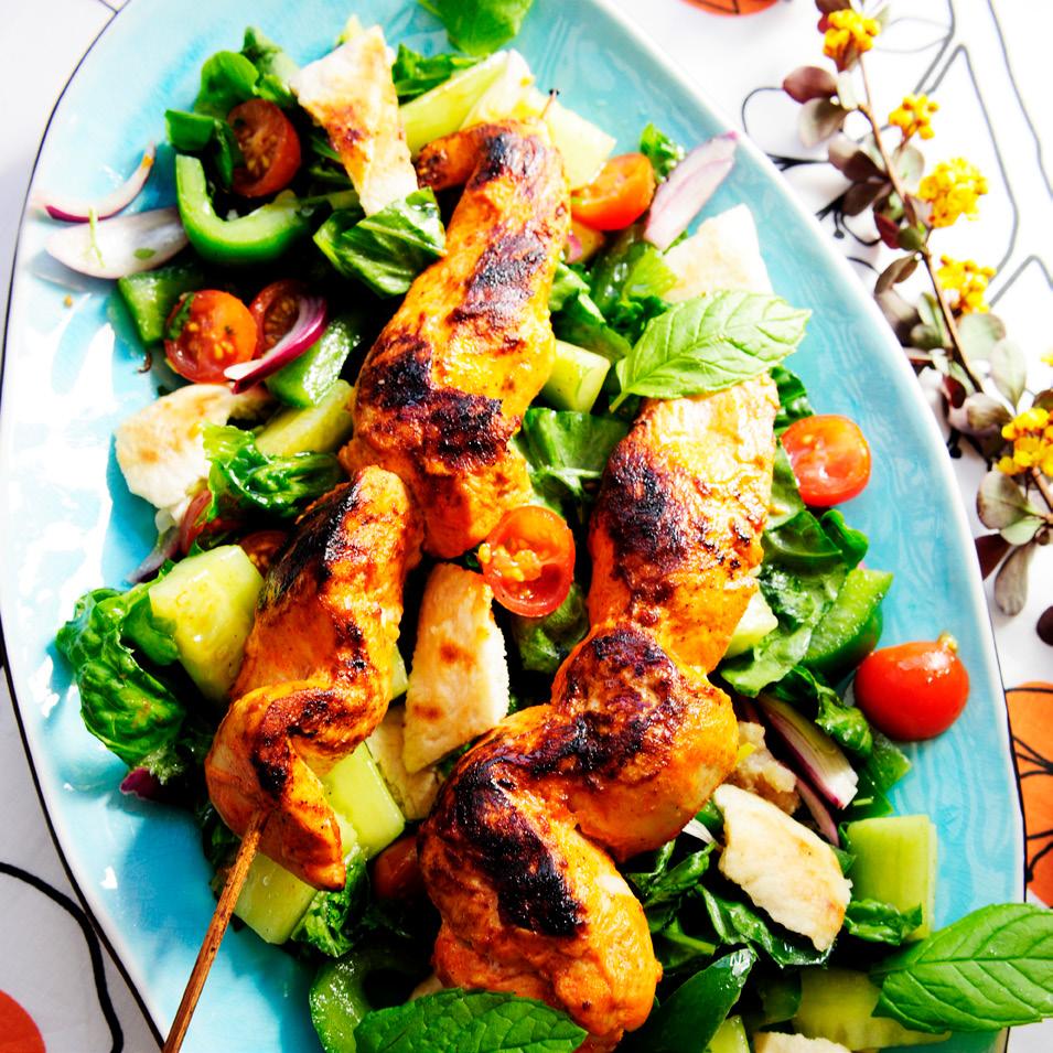 SHISH TAOUK med pitabrödssallad Ca 40 min Kyckling 1 dl creme fraiche 4 msk olivolja* 2 msk tomatpuré* Saft från ½ citron 6 vitlöksklyftor 1 msk paprikapulver* 1 tsk salt* 650 gram tinad