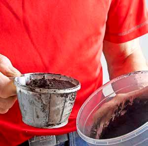 För att framhäva färgen i betongen och göra den lättare att hålla ren och snygg kan du ge ytan en omgång bivax eller stenolja.