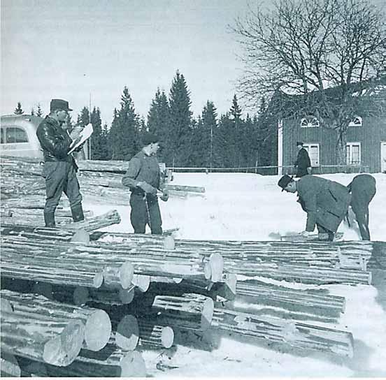 Mätlaget S. Nordh i arbete, vid Fredros 1941. kanaler och utbildningen genom ett lärlingssystem, kompletterat med kortare kurser som mätningsföreningarna anordnade.