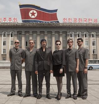 Det är en gripande och rå dansföreställning där kraftfull koreografi blandas med teatrala uttryck. Hot, förtryck och rädslor levereras brutalt och trovärdigt så att det känns rejält i kroppen!