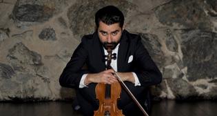 [ LILLA SCENEN ] Den ostämda violinisten Människan påstår att en humla inte borde kunna flyga. Men humlan flyger ändå. För humlan bryr sig inte om vad människan tycker är möjligt.