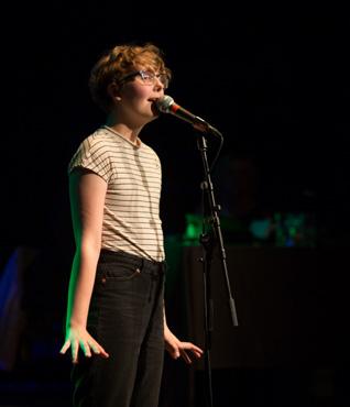 Därefter bjöds det på framföranden av olika gäster som alla har tävlat i den estradpoetiska tävlingsformen poetry slam.