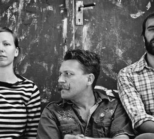 PotatoPotato presenterar en DJ-föreställning om att leva ensamstående i synk och offbeat. Helena Engberg, scenkonstnär och DJ, har levt som singel i tio år.