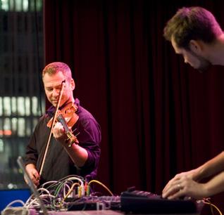 [ LILLA SCENEN ] Geigers novemberfest Geigers endagsfestival för experimentell musik presenterades nu för första gången på Folkteatern. Programmet blev lika spräckligt som skarpt.