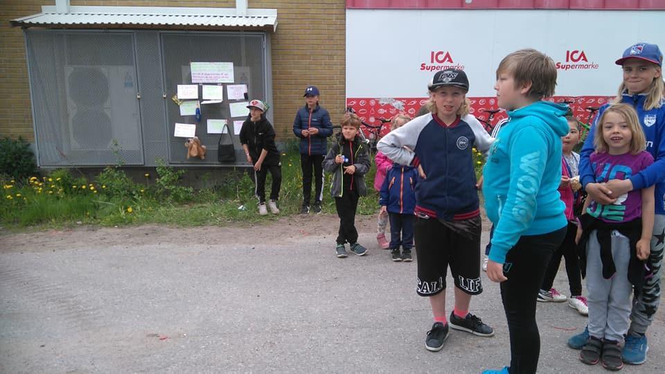 Adam, Jesper och Nisse skjutsade barn i bandvagnen medan