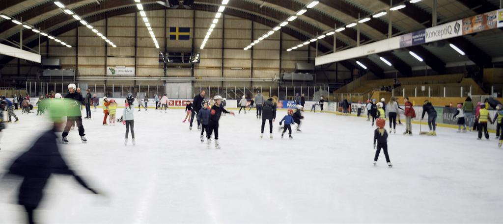 Skridskoåkning Utomhusisbanan Foto: Yazan Smadi Isbanan är öppen för alla, varje dag, när som helst på dygnet. Belysningen är igång från mörkrets inbrott fram till ca kl 21.00.