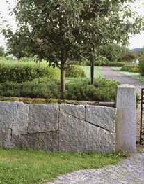 MATERIAL Granit från Ävja eller Näsinge. Material från andra stenbrott kan också beställas t ex Röd Bohus. YTBEARBETNING Synliga ytor: Råkilade.