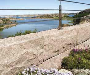 BENDER BOHUS STAPELMUR RUSTIK Råkilad, lämplig som stödmur eller barriärmur. Stapelmuren är en variant av kvadermuren som byggs med massiva granitblock som staplas i jämnhöga skift till önskad höjd.