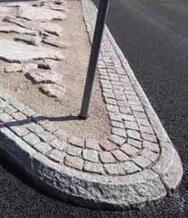 BENDER BOHUS KANTSTEN RUSTIK OCH FINESS Råkilad eller krysshamrad, lämplig för trottoarer, torg, gågator, vägar och liknande. Kantsten i granit ger ett stilfullt intryck och åldras med värdighet.