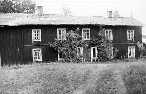 byggnader, från att tidigare varit förbehållet mer påkostade miljöer. Det verkar som om takteglet slog igenom i Jämtland när den tvåkupiga varianten blivit den mest vanliga.