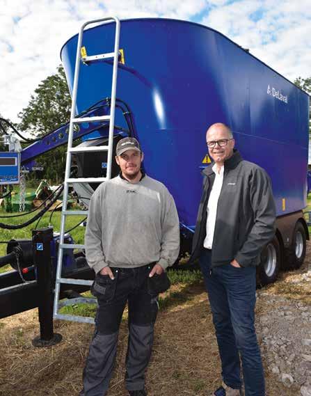 Utfodring i fyra olika stallar - lösningen blev en mobil mixervagn Johan och Emma Folkesson har manuellt utfodrat 250 djur i tre olika stallar vilket har varit mycket tungt och tidskrävande.