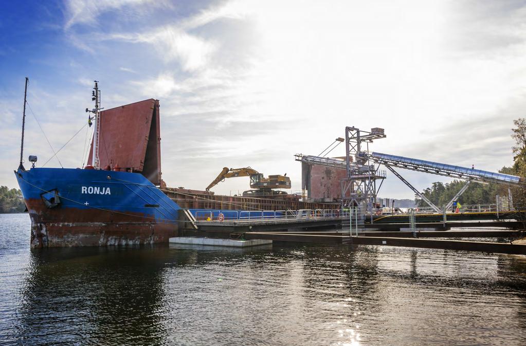 TEMA: LOGISTIK TEMA: LOGISTIK FARTYGEN FRAKTAR BORT PROJEKTETS MASSOR Förbifart Stockholm är ett av Sveriges största pågående anläggningsprojekt.