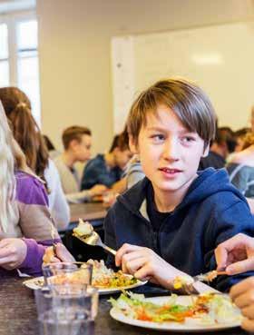 TRIVSAM TRIVSAM Skolmåltiden schemaläggs så att alla elever har möjlighet att äta i lugn och ro: - varje elev äter vid ungefär samma tidpunkt varje dag - lunchen serveras mellan klockan 11 och 13