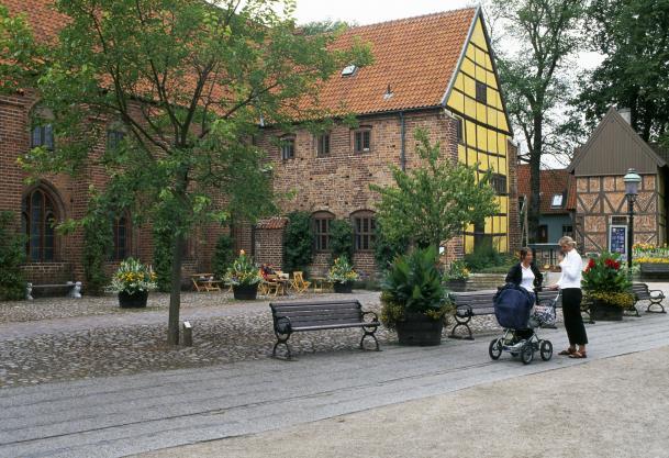 Österlenleden, Ystad - Brösarp, 6 nätter 2(7) Dag 1 Ankomst till Ystad Till Ystad kan du resa med tåg eller buss.