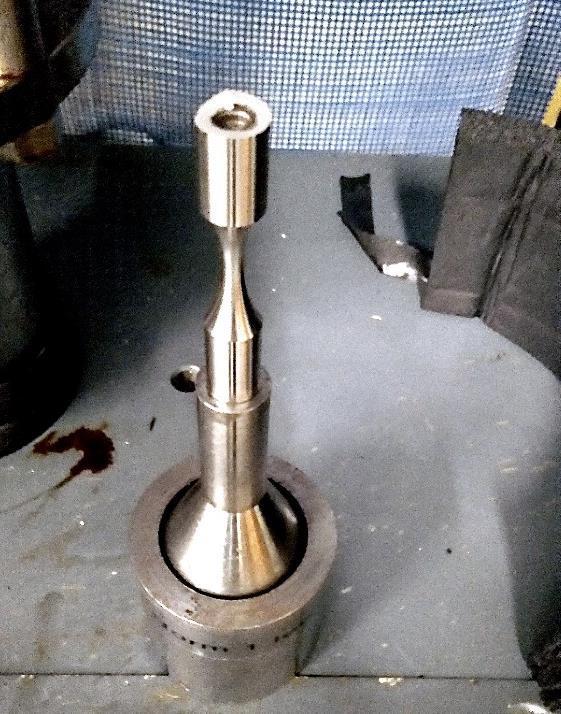 Detta uteslöt att felet låg hos insexskruv eller horn i övre delen, då brottställen varierade. Provstav 1 och 2 kan ses i figur 30 nedan. Figur 30: Provstav nr. 1 (vänster), brottyta vid topp av stav.