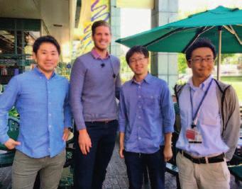 Daniel Stenholm med anställda på Konica i Japan som besökte Stanford Daniel på Google-cykel bo i en främmande miljö.