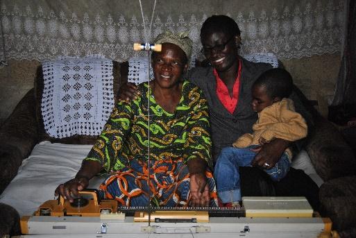 EMPOWERING WOMEN Genom projektet Empowering Women ges mammor som följer med sina barn till sjukhuset möjlighet att på olika sätt ta sig ur fattigdomen.