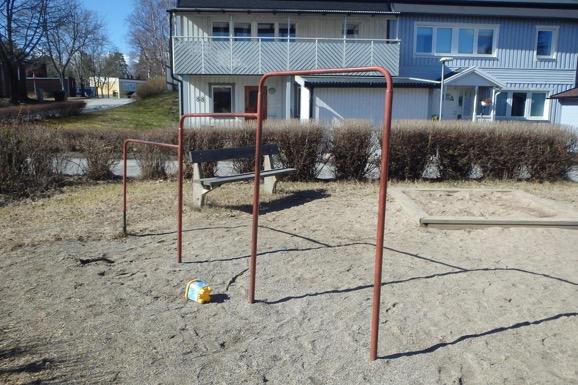 Minsta avstånd mellan parksoffa och volträcket skall vara 1,50 m. Fel nr.2 Stötdämpande underlag uppfyller ej krav enligt standard ( innehåller finmaterial, ). Skall vara sand kornstorlek 0,2-2 mm.