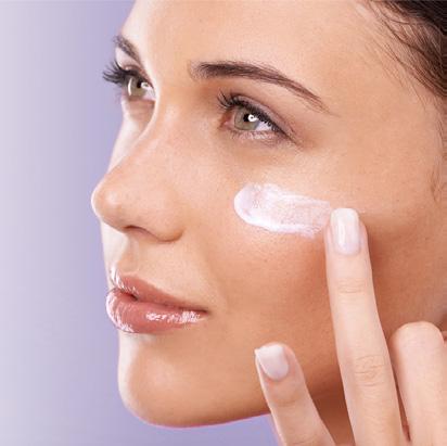 Rengöringssteget arbetar för att avlägsna oönskad förorening av huden. STEG 2: STÄRK (Fortify) Moisturizer Fokuserar på att stärka det mellanliggande skiktet i huden, dermis.