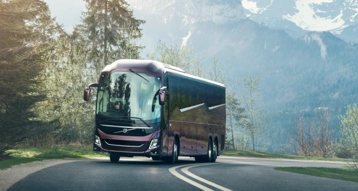 RAPPORT ÖVER DET ANDRA KVARTALET 2018 Helt nya Volvo 9900, en modell i en ny serie långfärdsbussar för Europa. Under Q2 2018 ökade nettoomsättningen med 18 till 103,6 miljarder kronor (87,9).