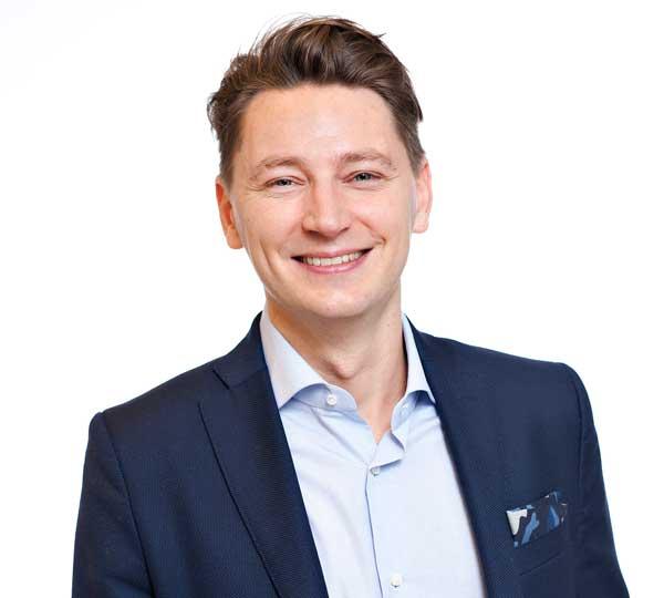 Fokus på drift och konsolidering Intäktsutvecklingen i det första kvartalet fortsätter att vara stark med en ökning om 12%.