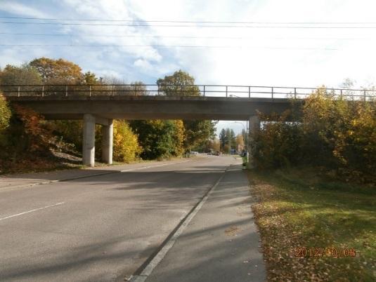 Figur 9 Bro 3500-3308-1 över kommunal gata Gonäsvägen (cirka km 2/800, väg 608 och järnväg).
