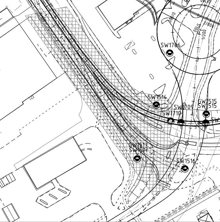 Figur 13 Skrafferande ytan visar föreslagen geoteknisk urgrävning av torv vid östra GC-porten. Norr pekar åt höger i bilden VA (vatten och avlopp) Väg 50 flyttas något österut mot järnvägen.