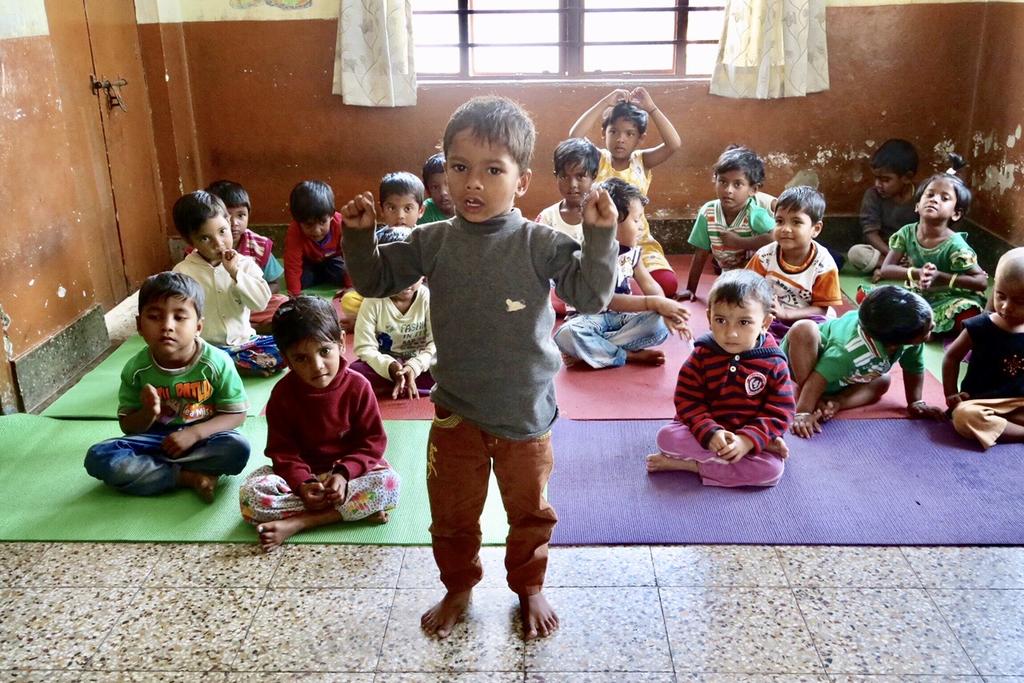 Krävs renovering I Nava Jyoti Thakurpukur (bilden ovan) och som ligger i en annan del av Kolkata är 38 barn inskrivna i förskolan och 39 barn i coachingklasserna.