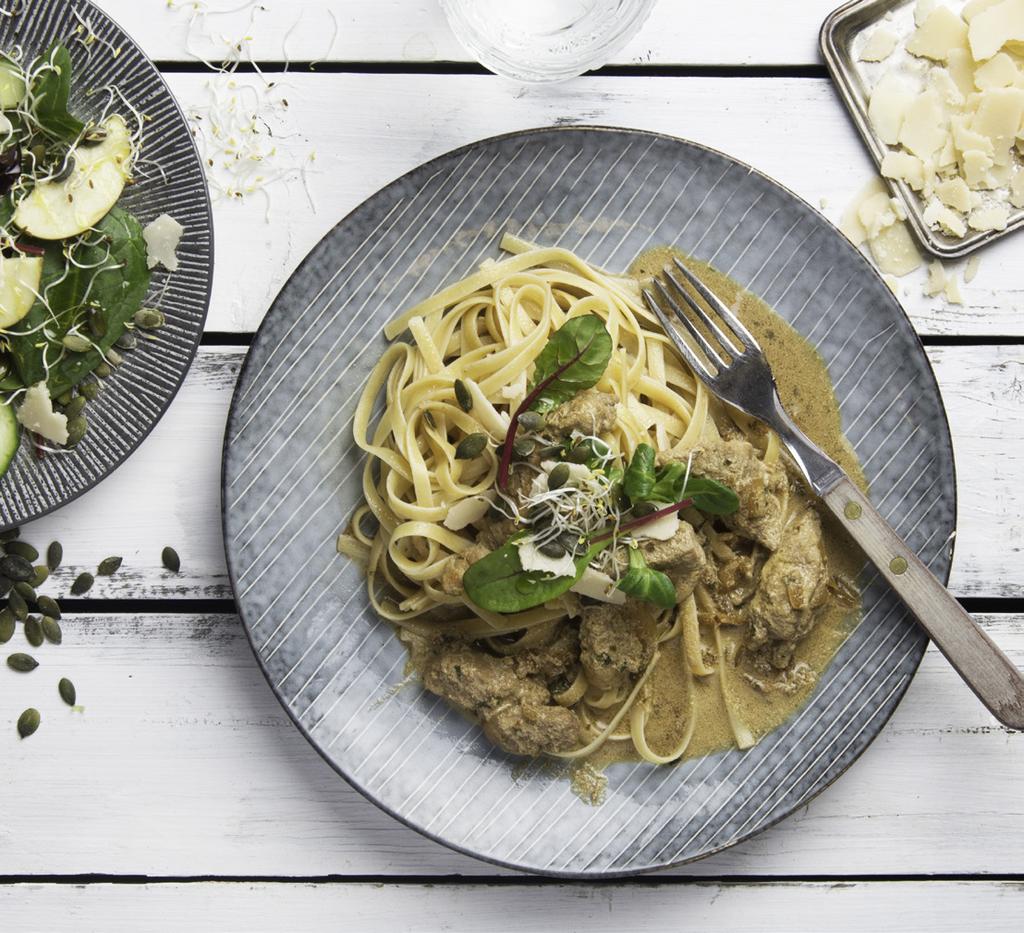 dag 2 fågel kycklingpanna med dragon, pasta parmesanflakes ½ PURJOLÖK 1 MSK SMÖR CA 600 G STRIMLAD KYCKLINGFILÉ 350 G LINGUINIPASTA 1 DL VISPGRÄDDE 2 DL MJÖLK ½ MSK BULJONGPULVER (ALT.