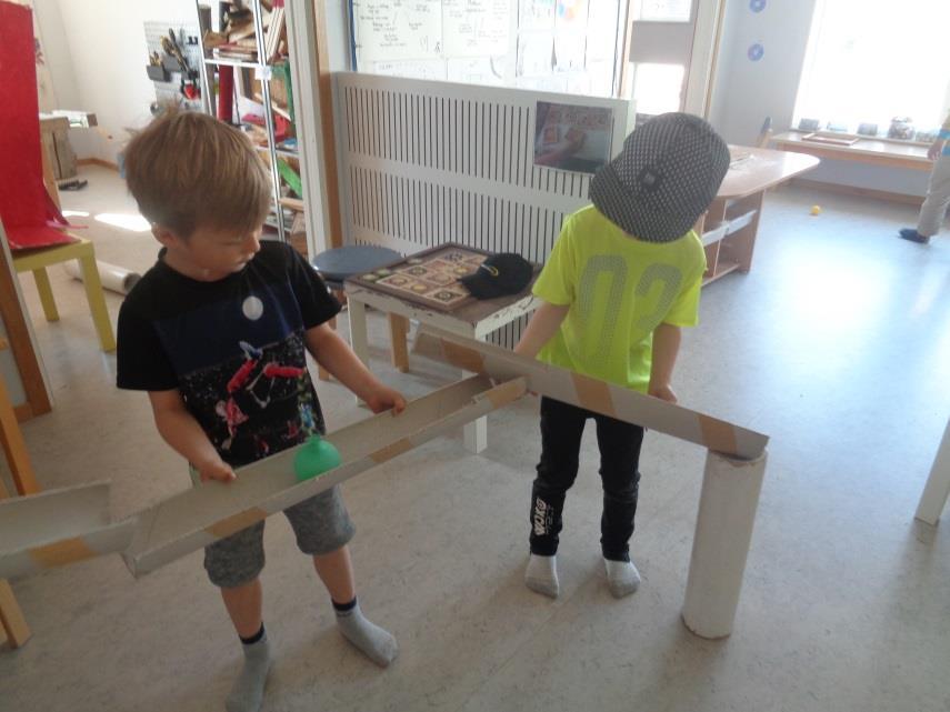Banan testas Innan vi startar får barnen berätta hur de tror att de olika typerna av slajmkulor kommer att fungera. Vilka som kommer att rulla fort/sakta och varför.