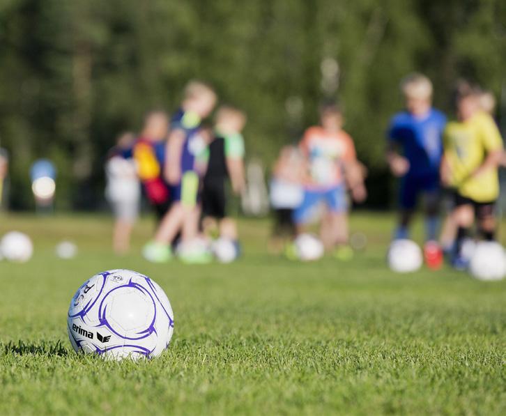 Det går att ta med egen mat om så önskas. Kyl och mikrovågsugn finns. Alla som deltar får en fotboll. Tag med: Vattenflaska samt inom- och utomhusskor. Sista anmälningsdag: Fredag den 16 juni.