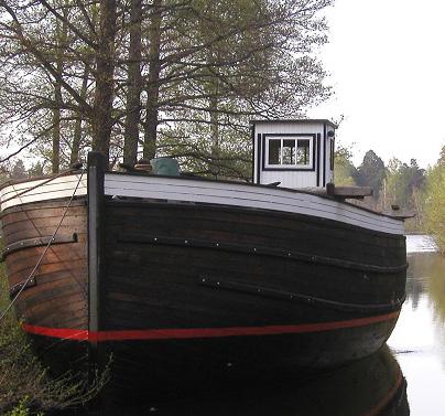 Båten vänder sedan där och sätter kurs mot sjön Aspen. I båtturen ingår slussning. Turen är gratis och tar cirka en och en halv timme.