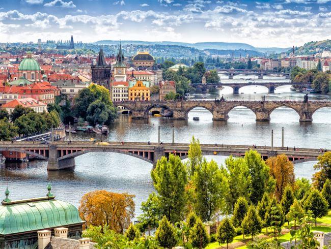 Efterhand tänds ljusen och samtidigt som vi äter en god middag njuter vi av de stämningsfulla vyerna. Söndag 7/4: Prag Stadsrundtur i Prag Vi promenerar genom staden och ser vad Prag har att erbjuda.