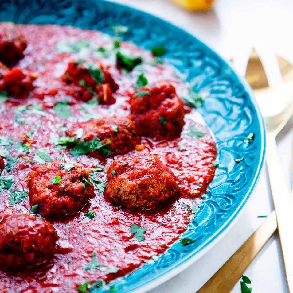 MAROCKANSKA KÖTTBULLAR i kryddig tomatsås Ca 30 min Köttbullar 400 gram nötfärs tsk salt* tsk spiskummin* ¼ kruka koriander vitlöksklyfta Rivet skal från ½ citron dl creme fraiche msk olivolja*