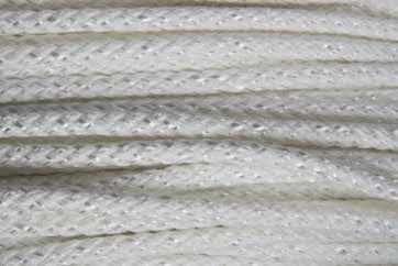 Strong, flagglina Flätad klassisk skandinavisk flagglina i armerad polyester. Stark och nötningstålig lina i en optimal mix av polyesterull och polyestersilke.