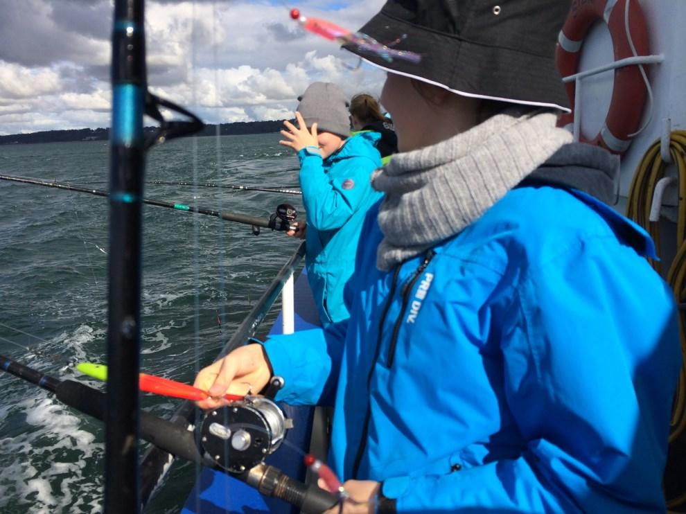 Ta gärna med egna tomma toalettpappersrullar. För dig som kan hålla och använda en sax själv. Obs! Oömma kläder. Meddela oss gärna om du vill vara med. Vi bjuder på fika. Tel.